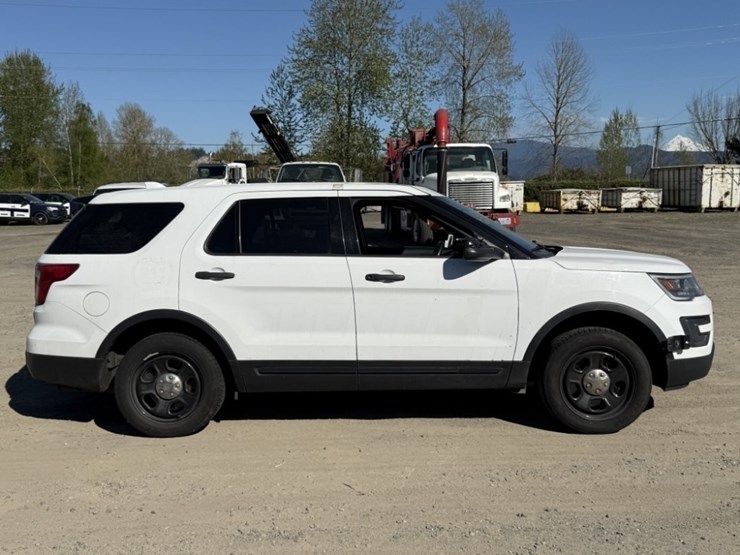 2017-ford-explorer-image-3