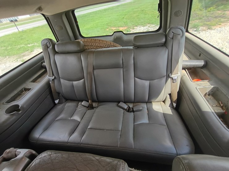 2005-chevrolet-suburban-image-66