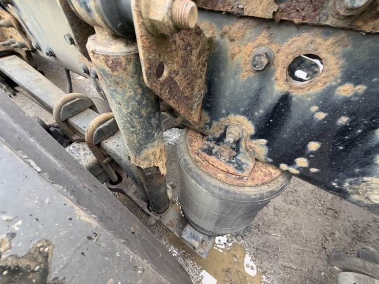 2013-mack-cxu613-tri-axle-truck-tractor-image-23