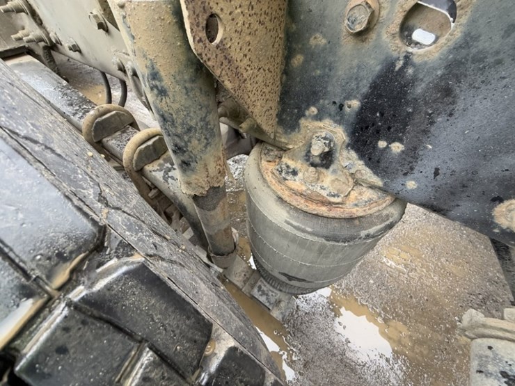 mack-cxu-tri-axle-truck-tractor-image-16