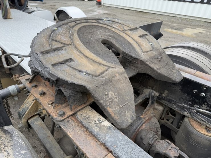 2013-mack-cxu613-tri-axle-truck-tractor-image-25