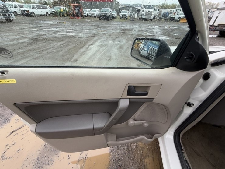 2009-ford-focus-sedan-image-23