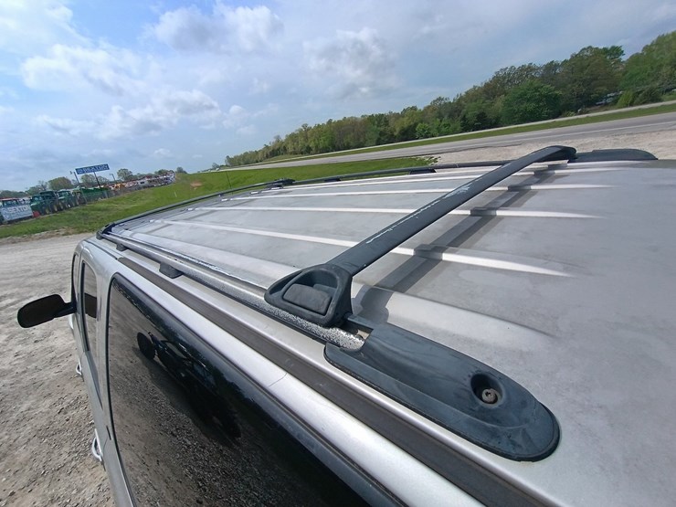 2005-chevrolet-suburban-image-76