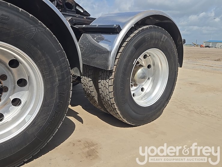 2014-kenworth-t880-image-17