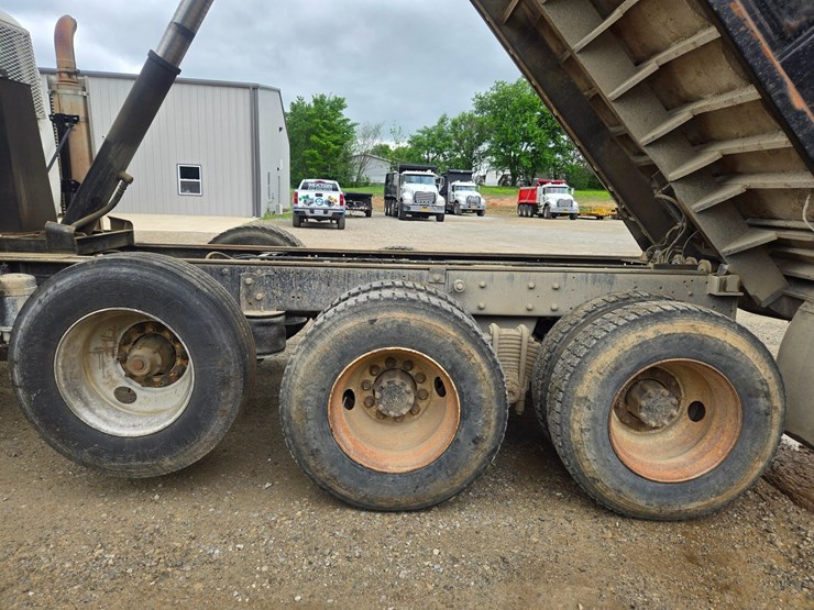 2001-mack-rd690s-image-87