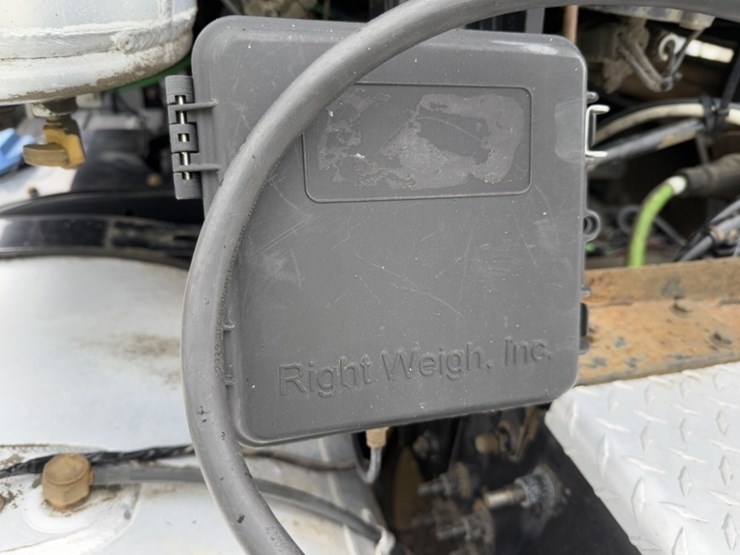 mack-cxu-tri-axle-truck-tractor-image-20