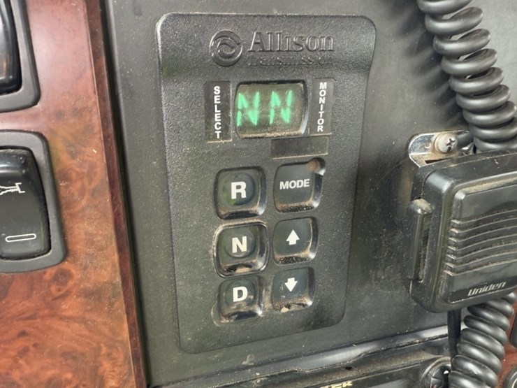 mack-cxu-tri-axle-truck-tractor-image-28