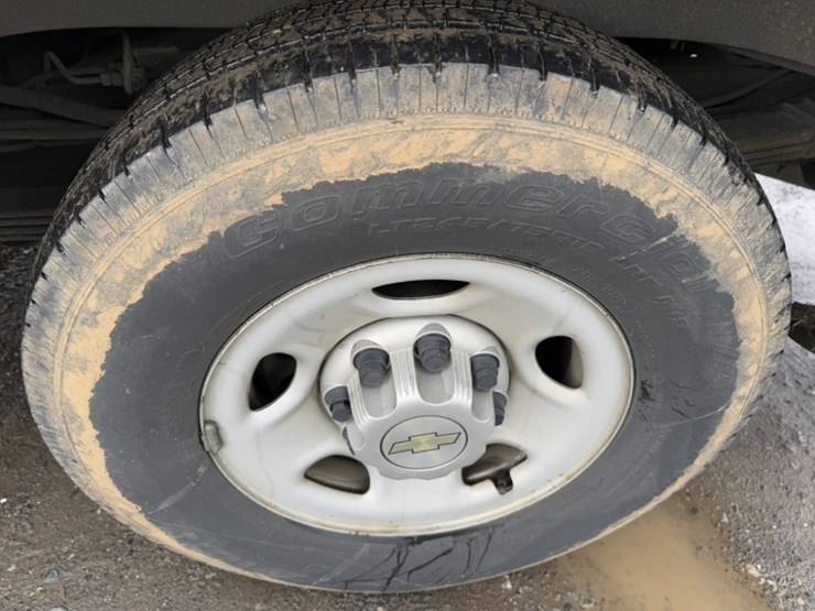 2017-chevrolet-express-3500-image-17