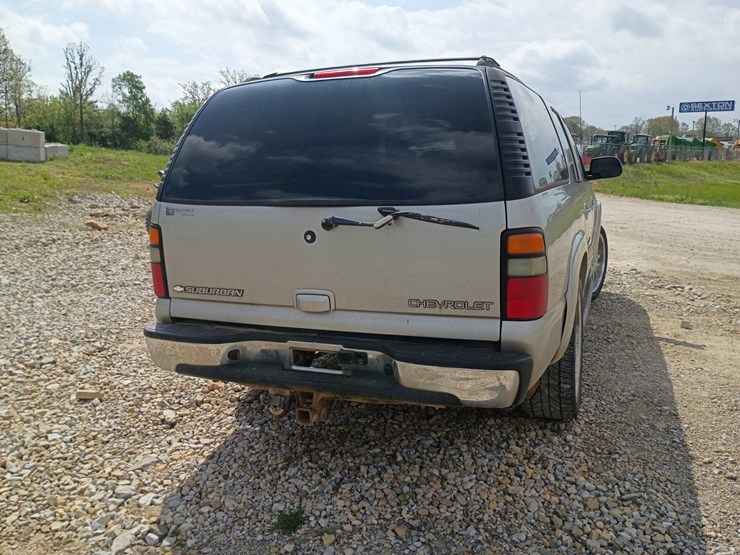 2005-chevrolet-suburban-image-8