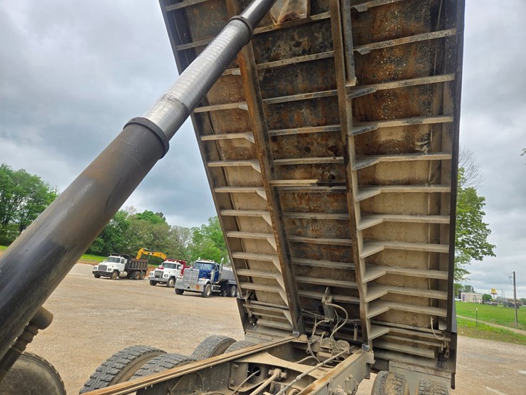 2001-mack-rd690s-image-35