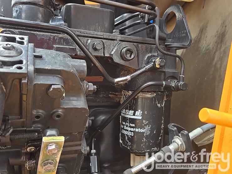 2004-case-580m-image-64