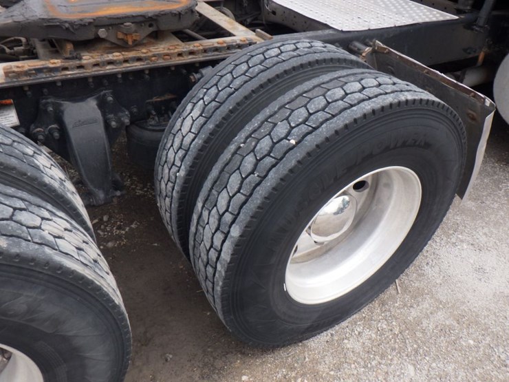 2011-freightliner-cascadia-125-image-5