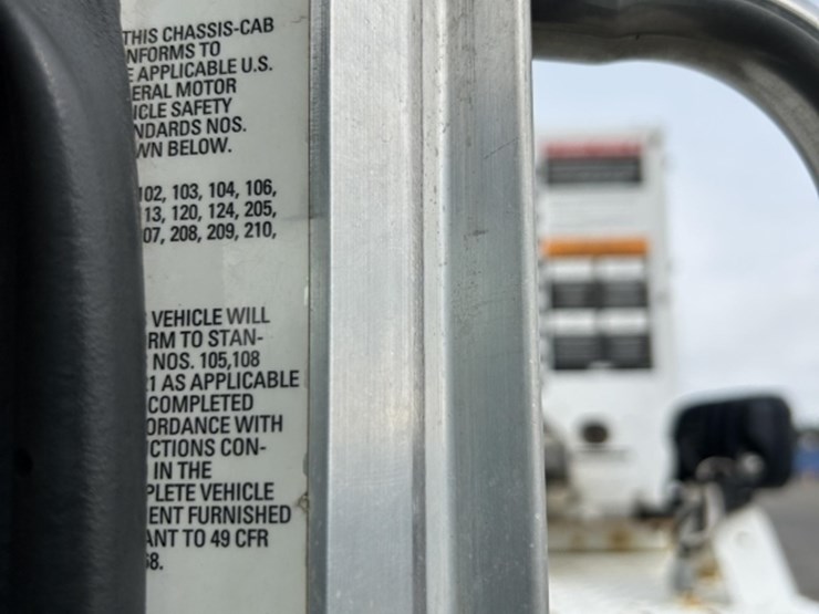 2017-peterbilt-337-image-19