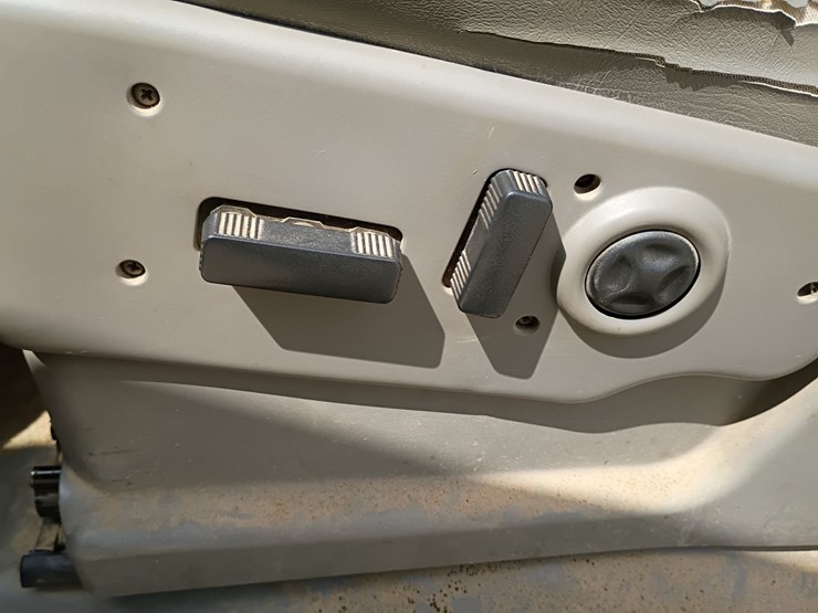 2005-chevrolet-suburban-image-32