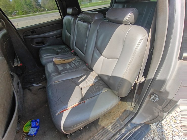 2005-chevrolet-suburban-image-59