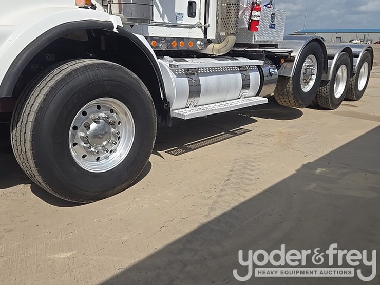 2014-kenworth-t880-image-9