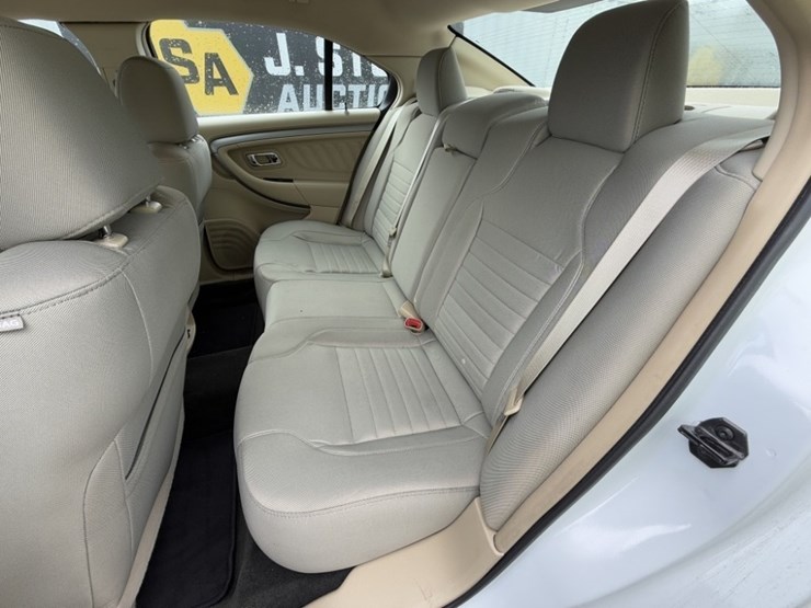 2014-ford-taurus-sedan-image-20
