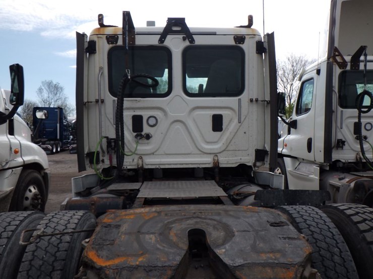 2017-freightliner-cascadia-125-image-9