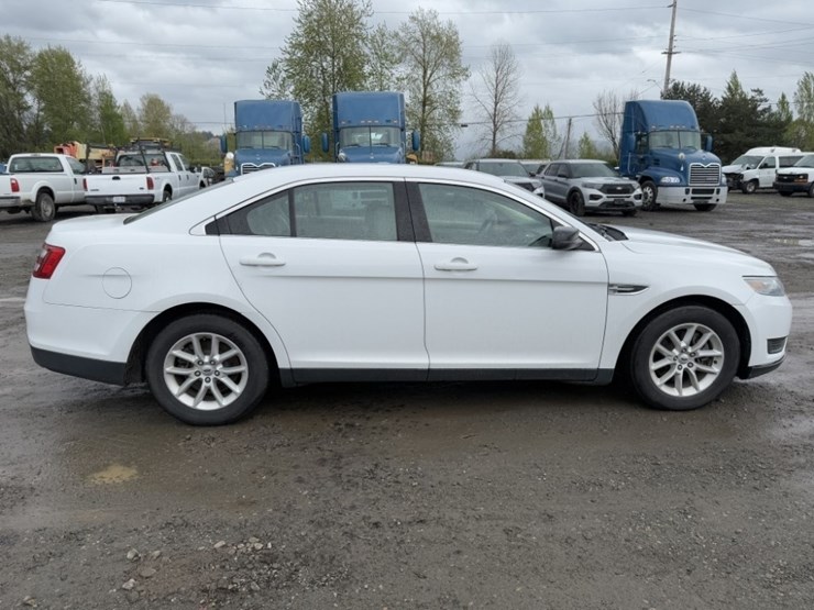 2014-ford-taurus-sedan-image-3