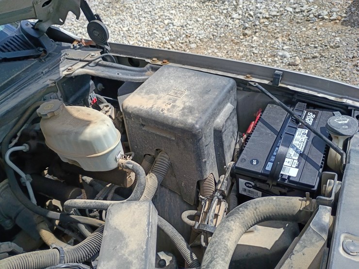 2005-chevrolet-suburban-image-22