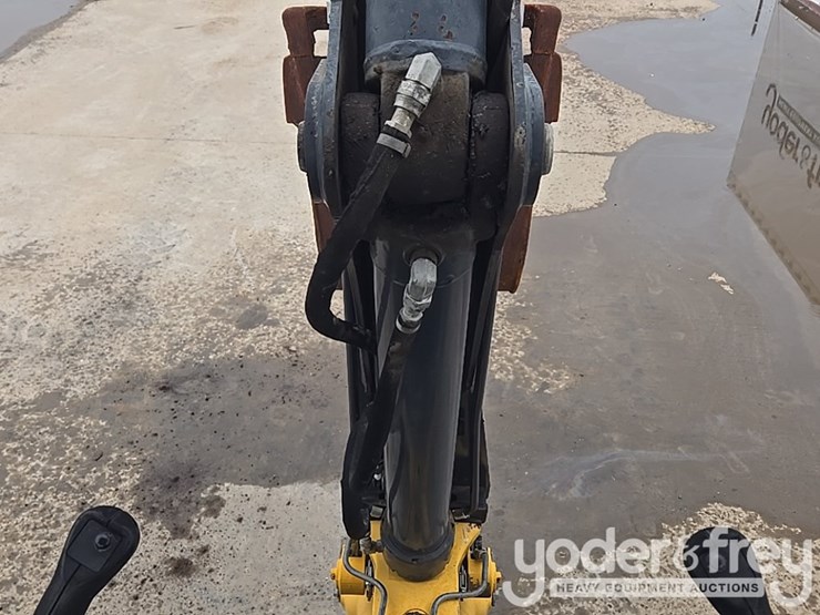 2018-deere-310l-image-40