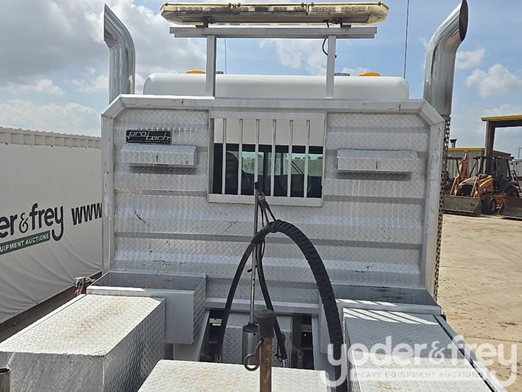 2014-kenworth-t880-image-44