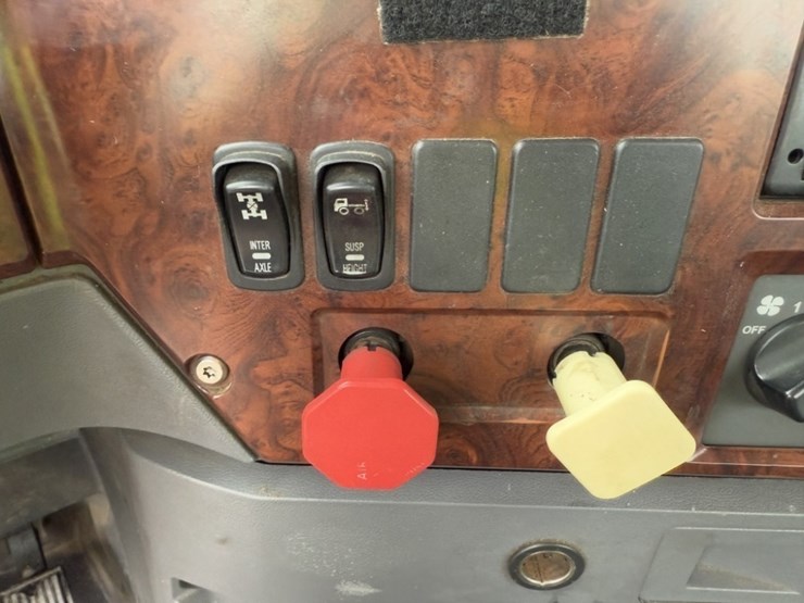 2013-mack-cxu613-tri-axle-truck-tractor-image-35