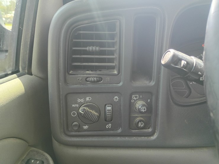 2005-chevrolet-suburban-image-54