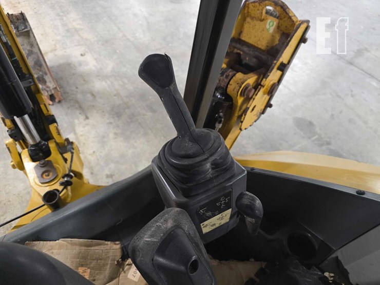 2016-caterpillar-415f2-image-28