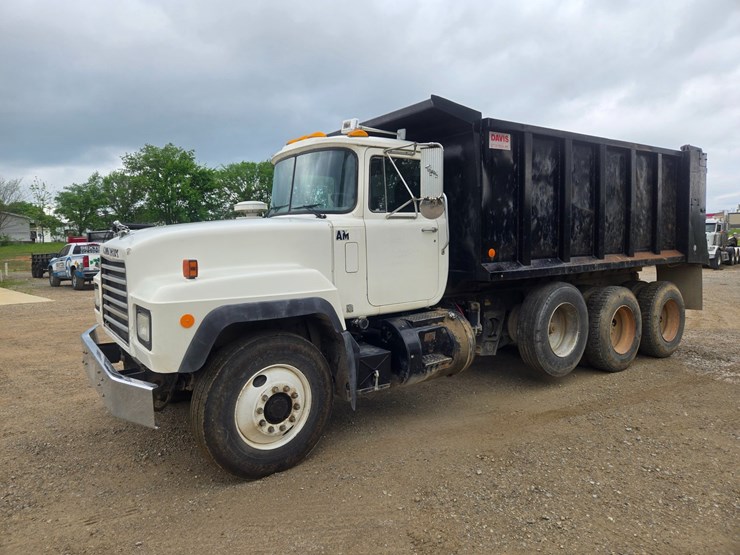 2001-mack-rd690s-image-4