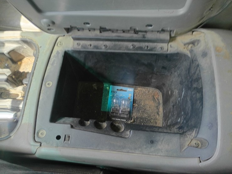 2005-chevrolet-suburban-image-56