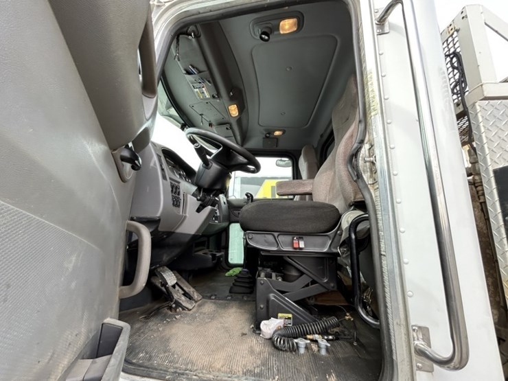 2017-peterbilt-337-image-18