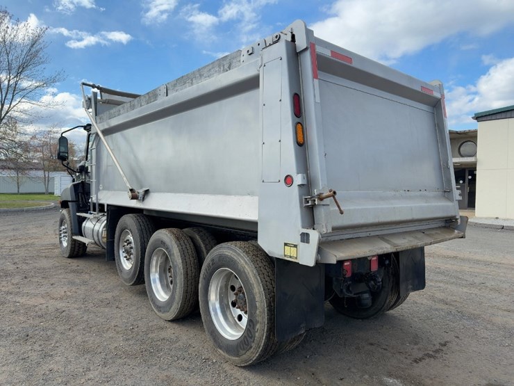 2015-caterpillar-ct660-image-3