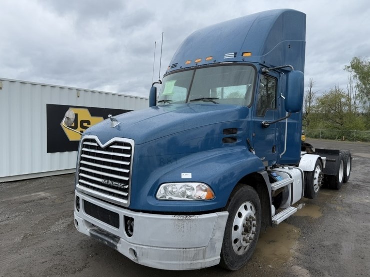 mack-cxu-tri-axle-truck-tractor-image-1