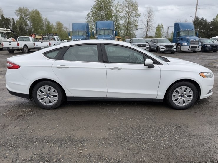 2014-ford-fusion-sedan-image-3