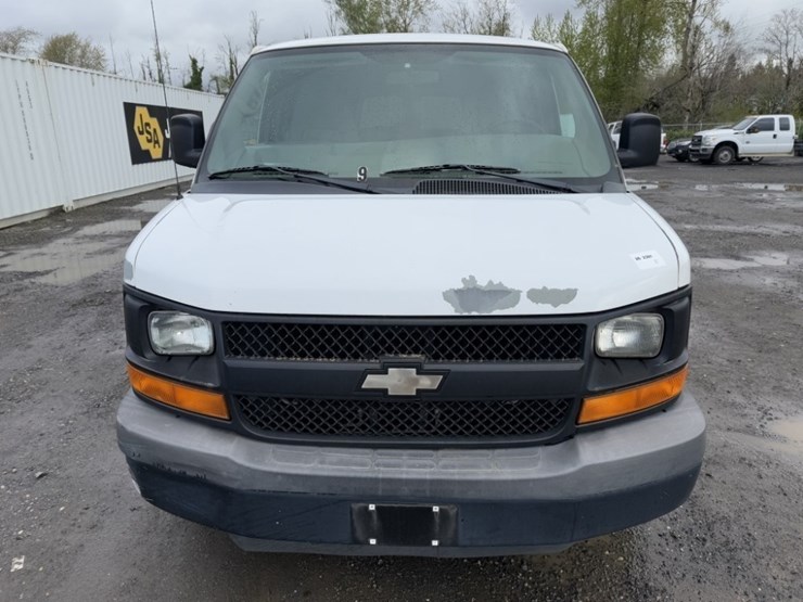 2017-chevrolet-express-3500-image-8