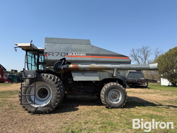 1990-gleaner-r70-image-8