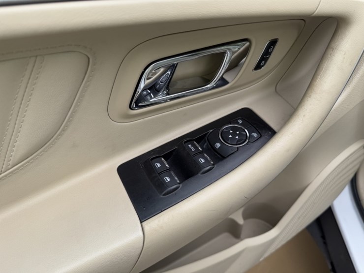 2014-ford-taurus-sedan-image-24