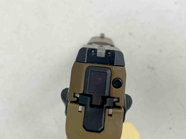 sig-sauer-pistol-image-9