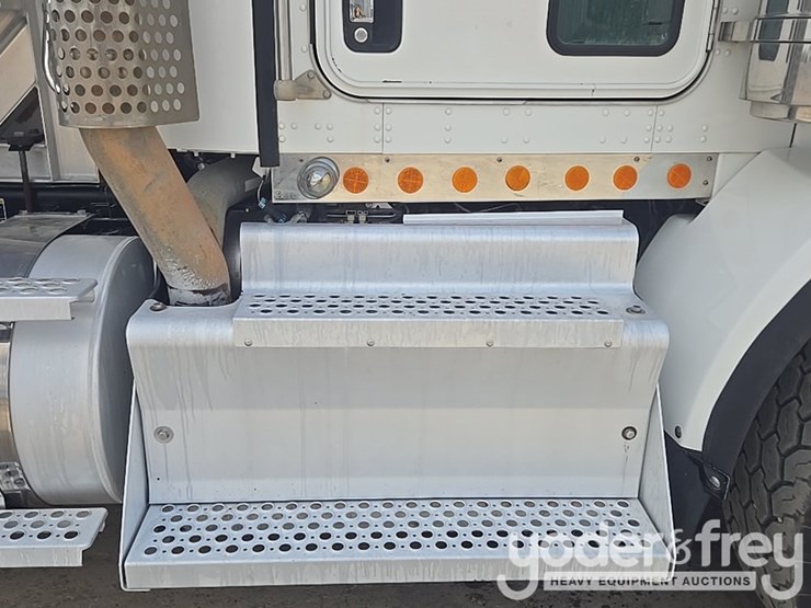 2014-kenworth-t880-image-46