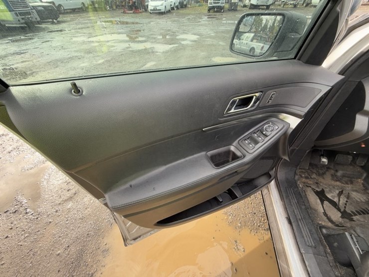 2017-ford-explorer-image-27