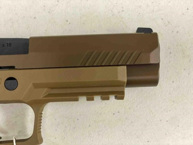 sig-sauer-pistol-image-10