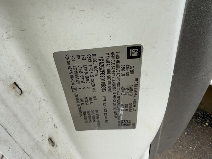 2017-chevrolet-express-3500-image-10