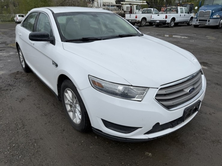 2014-ford-taurus-sedan-image-2