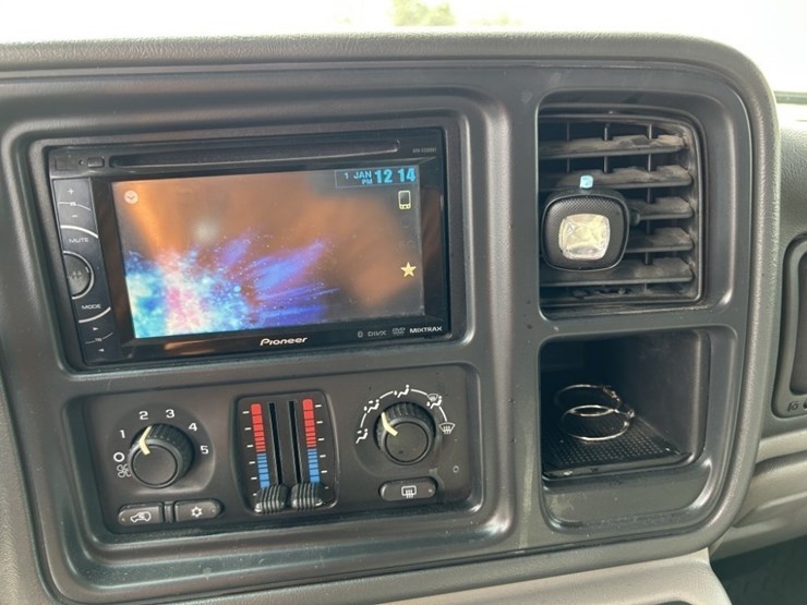 2003-chevrolet-tahoe-image-21