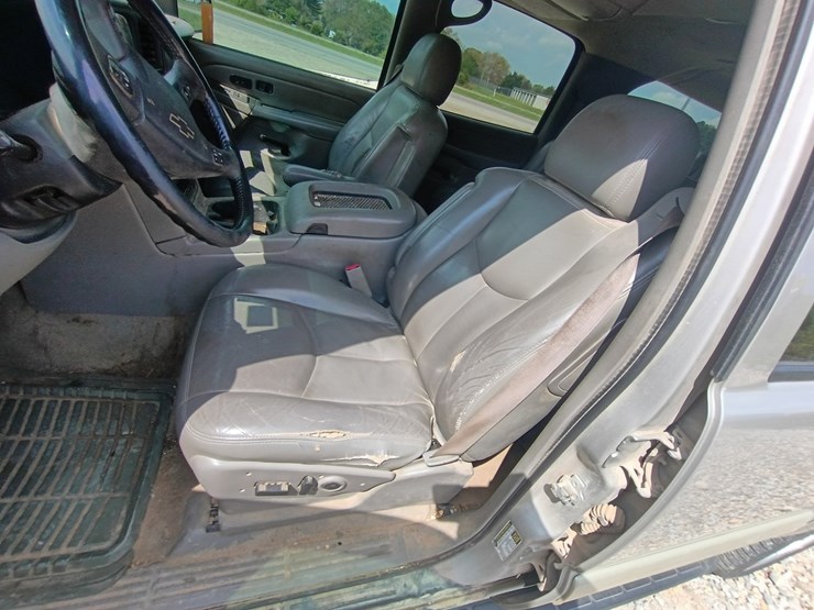 2005-chevrolet-suburban-image-31