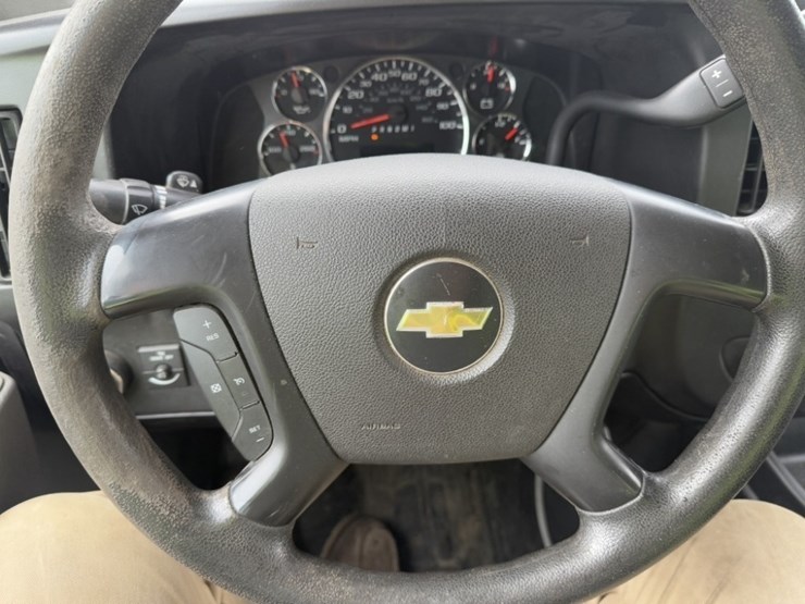 2017-chevrolet-express-3500-image-27