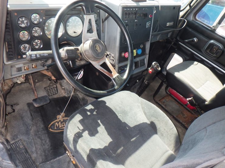 2000-mack-ch613-image-14