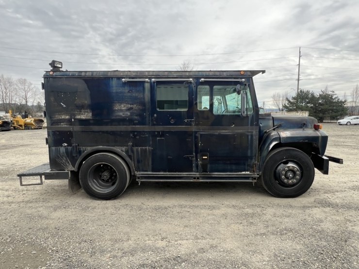 1992-ford-f700-image-3