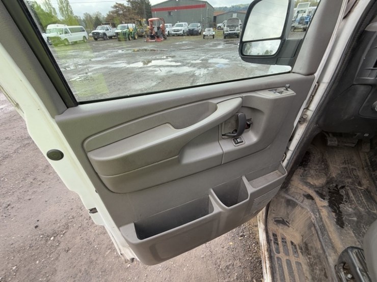 2017-chevrolet-express-3500-image-23